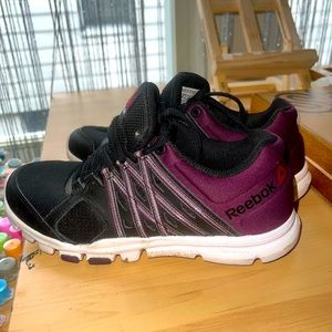 WOMENS SIZE 6 REEBOK ATHLETIC SHOES